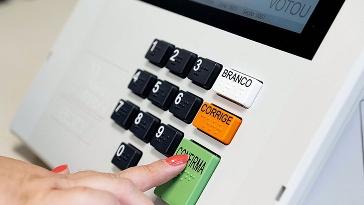 Urna eletrônica pronta para uso; eleitores devem checar local de votação com antecedência no aplicativo e-Título.