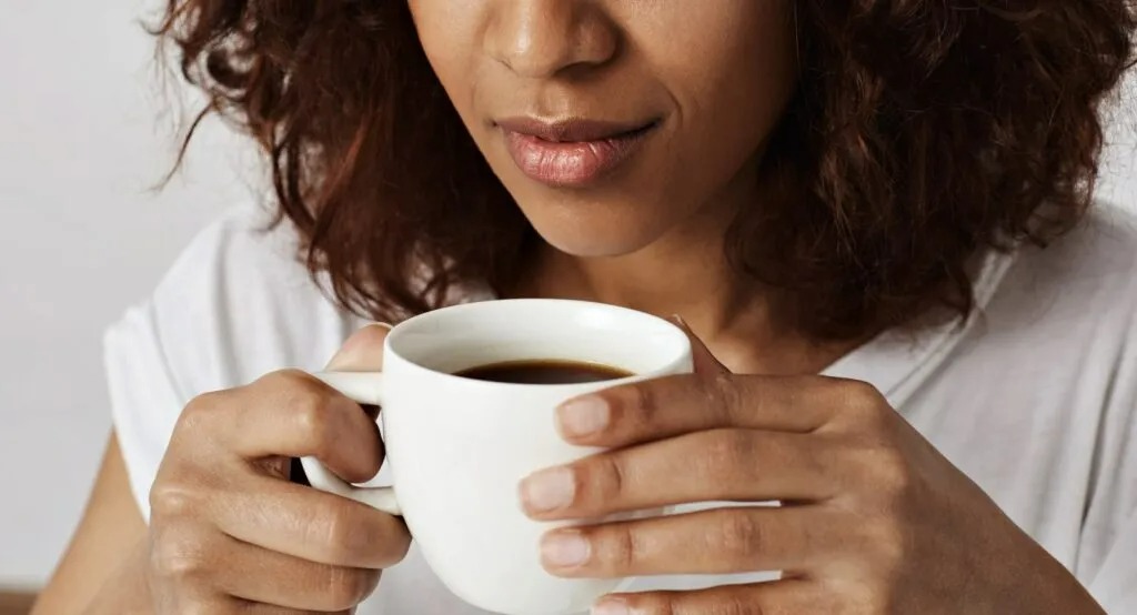 Descubra como o consumo excessivo de café pode prejudicar sua saúde digestiva e quais cuidados tomar para evitar problemas.