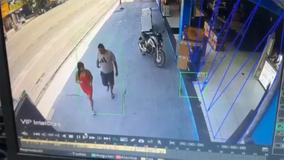 O casal foi registrado na loja antes de cometerem o furto