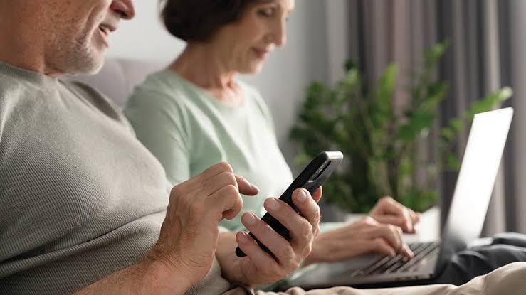 Estudo revela que o uso excessivo de redes sociais por idosos afeta a saúde mental. Conheça os sinais de alerta e como a terapia pode ajudar.