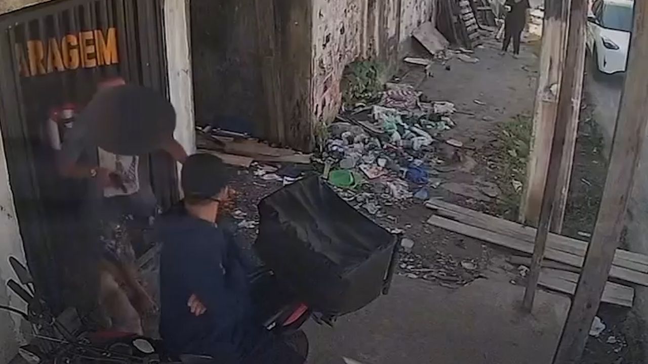 O suspeito tentou disfarçar, mas acabou sendo surpreendido pelo dono da moto, que é PM aposentado