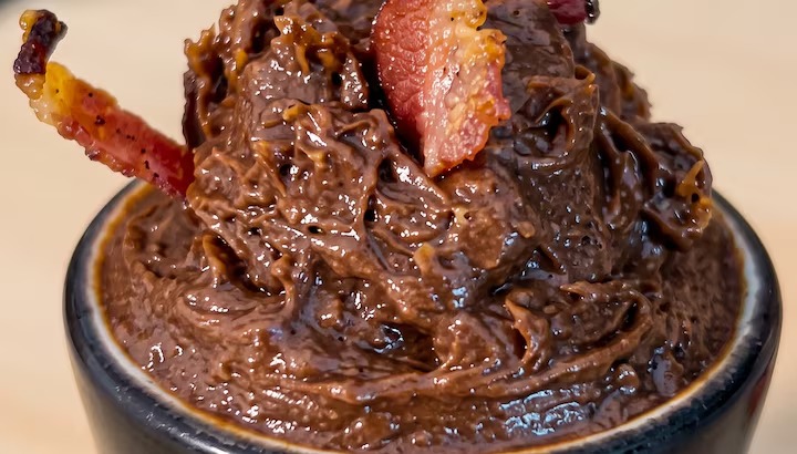 Aprenda a fazer a receita viral de brigadeiro com bacon, uma mistura surpreendente de doce cremoso e sabor salgado!