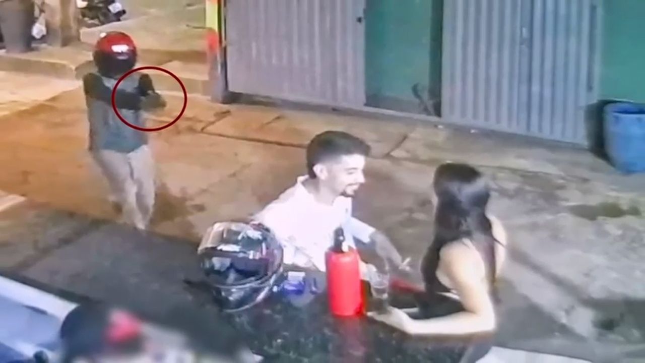 A vítima estava acompanhado, quando foi surpreendido com a chegada dos suspeitos
