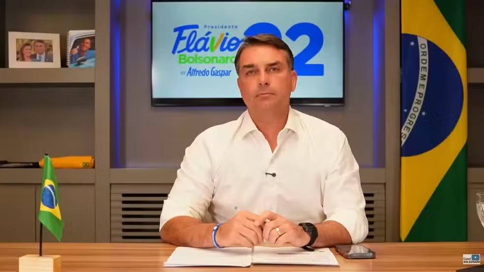 Flávio Bolsonaro discute estratégias de segurança com ministro de El Salvador e propõe criar 500 mil novas vagas no sistema penitenciário brasileiro.