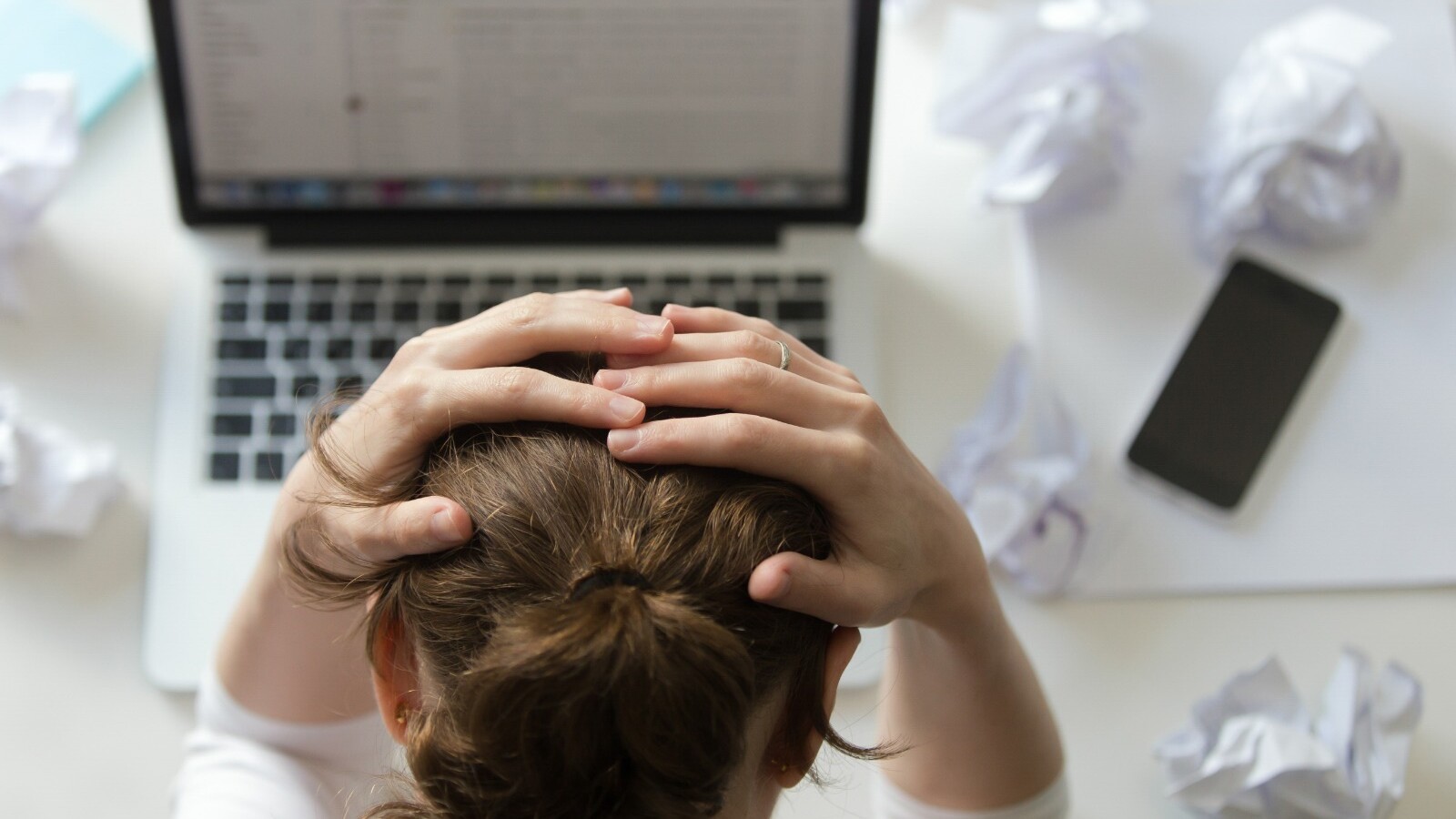 Conheça os impactos do ambiente de trabalho na saúde mental e as responsabilidades das empresas na prevenção de transtornos.