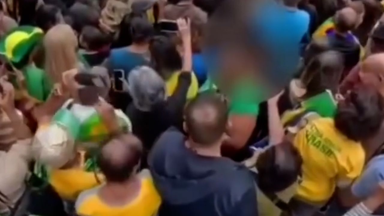 Segundo o depoimento, ela se assustou, reagiu e o suspeito fugiu em meio ao público.
