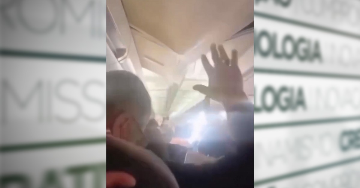 Imagens registradas por um dos passageiros mostram o momento em que a estrutura despenca sobre os viajantes
