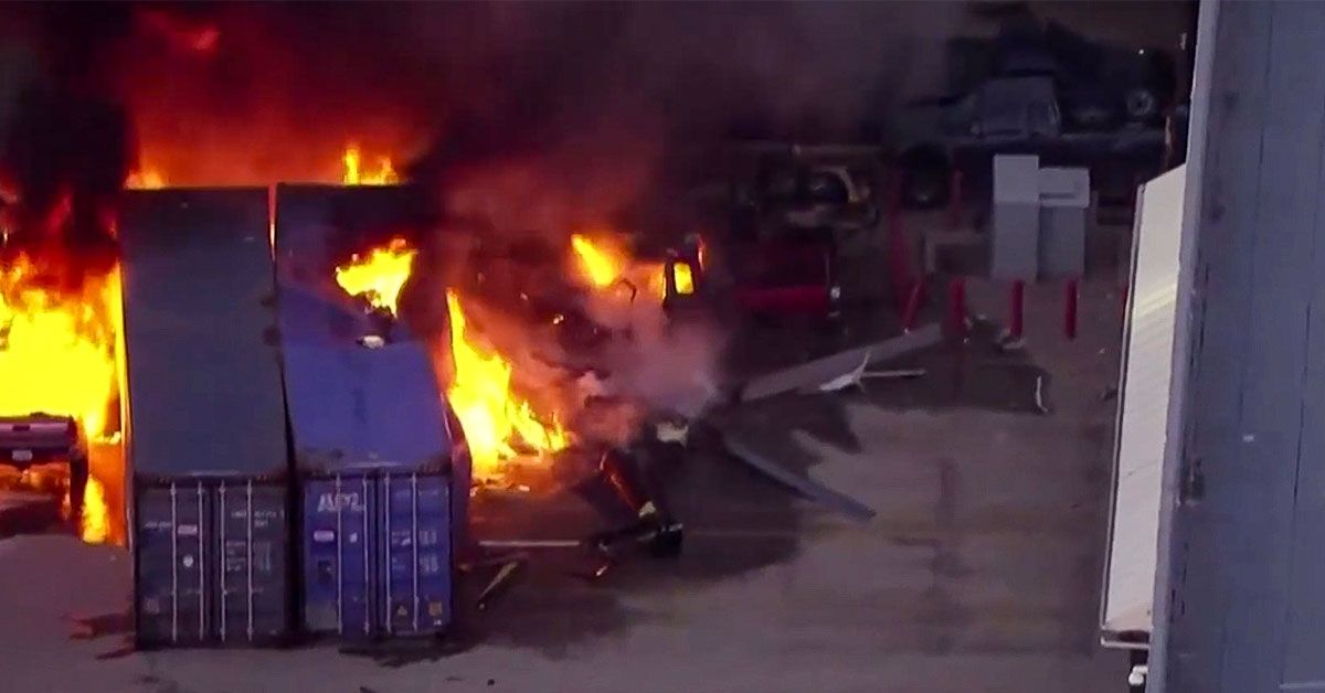 Imagens mostram o momento em que o helicóptero de uma emissora de TV cai durante uma cobertura ao vivo em Los Angeles, nos Estados Unidos. O acidente deixou três mortos, entre eles o piloto e um repórter.