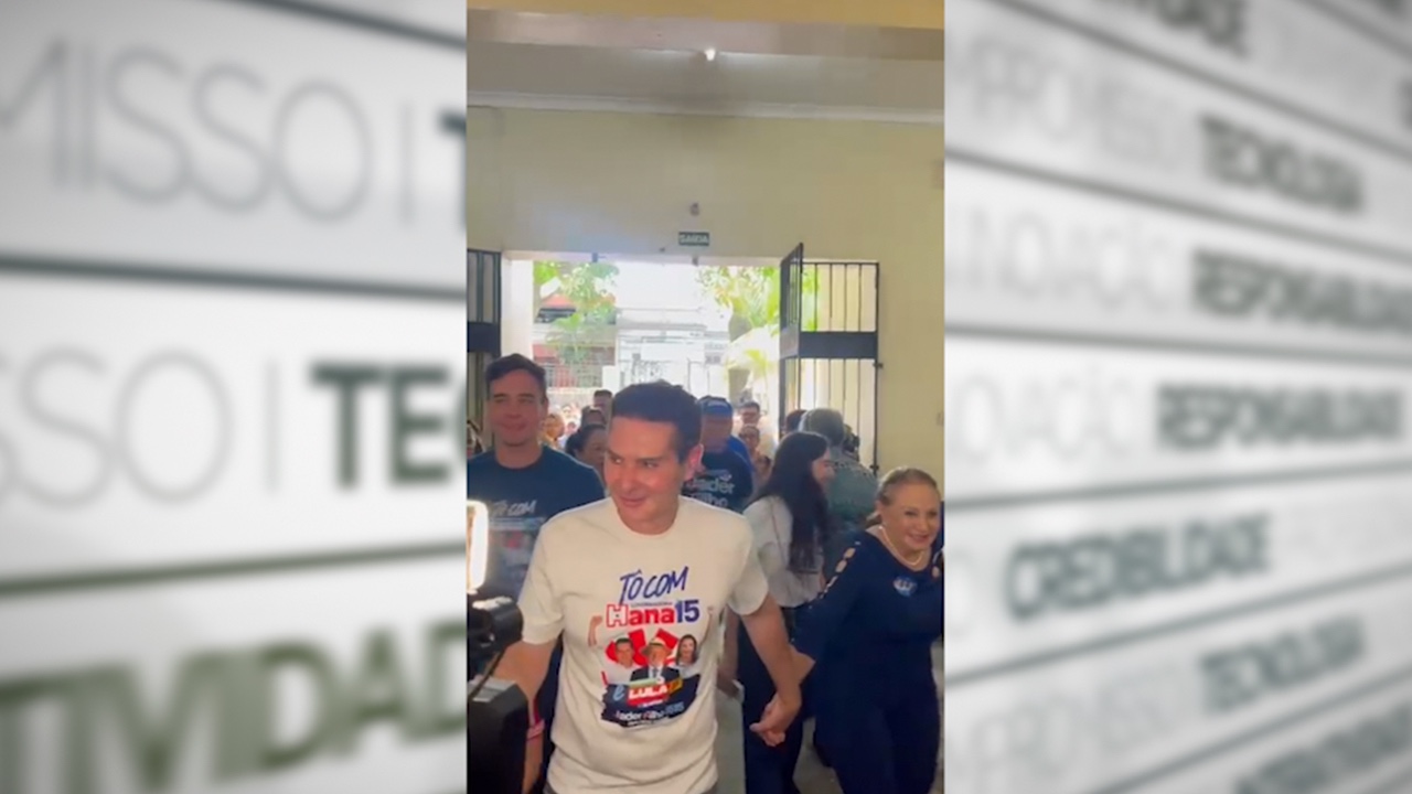 Jader Filho foi recepcionado por apoiadores e após exercer o voto, concedeu entrevista à jornalistas ao lado de fora do colégio eleitoral.