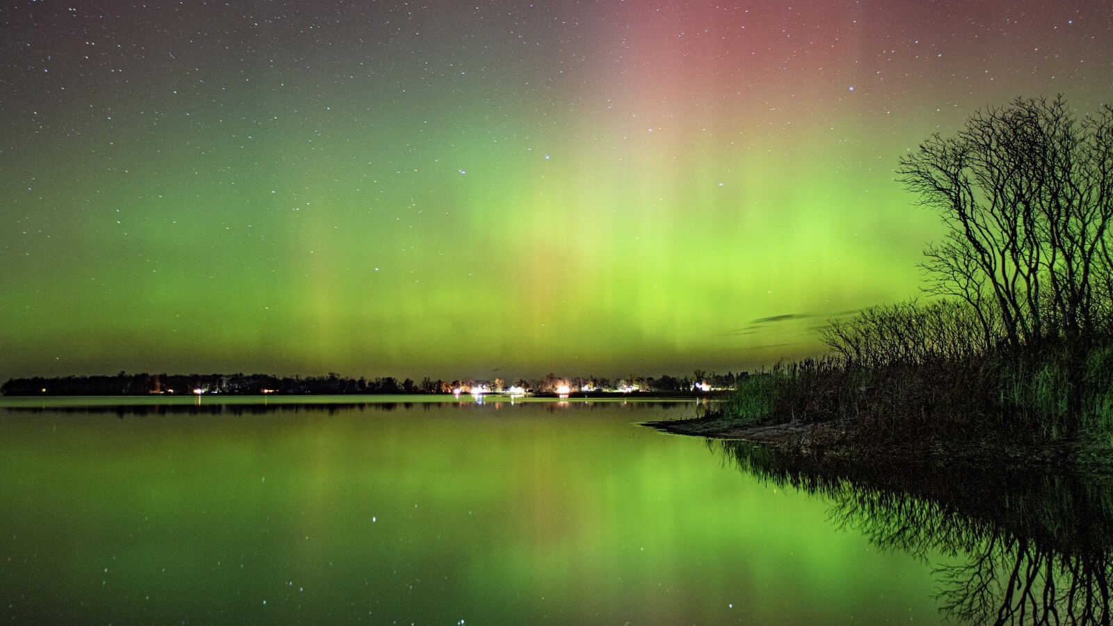 Descubra como uma tempestade solar pode trazer auroras boreais. Confira horários e previsões de atividade geomagnética para sexta (09/10).