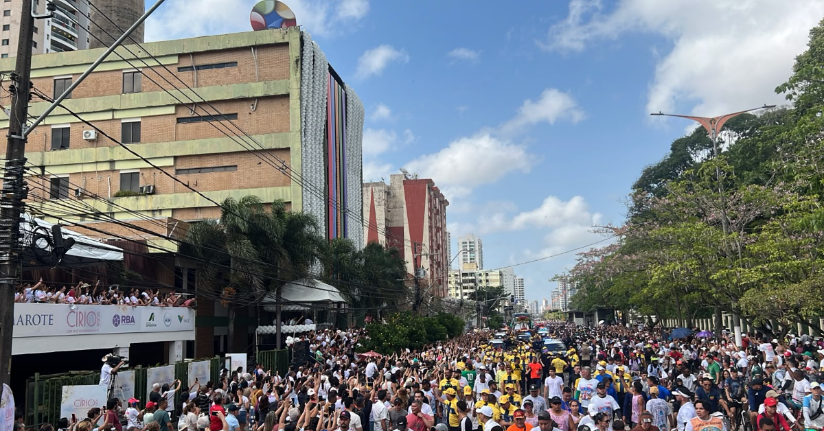 Fiéis acompanham com emoção a passagem da imagem peregrina de Nossa Senhora de Nazaré em frente à sede do Grupo RBA de Comunicação, durante o traslado do Círio 2026, em Belém.