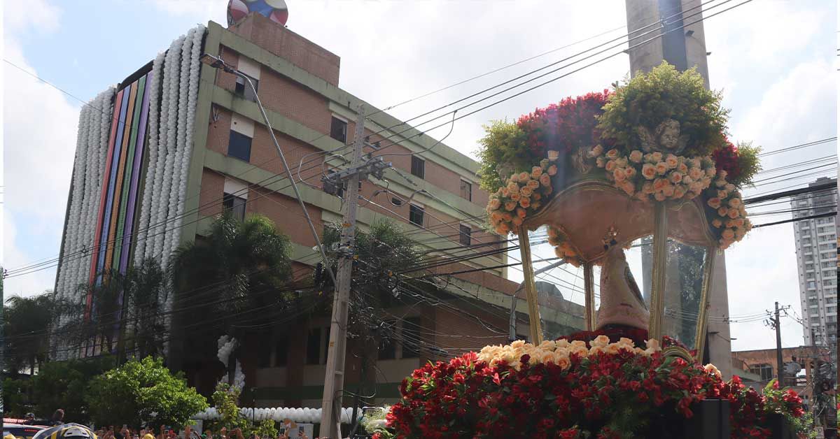 Centenas de fiéis se reúnem em frente ao grupo RBA, na manhã desta sexta-feira (9), para a homenagem à Nossa Senhora de Nazaré, celebrando tradição, fé e emoção.