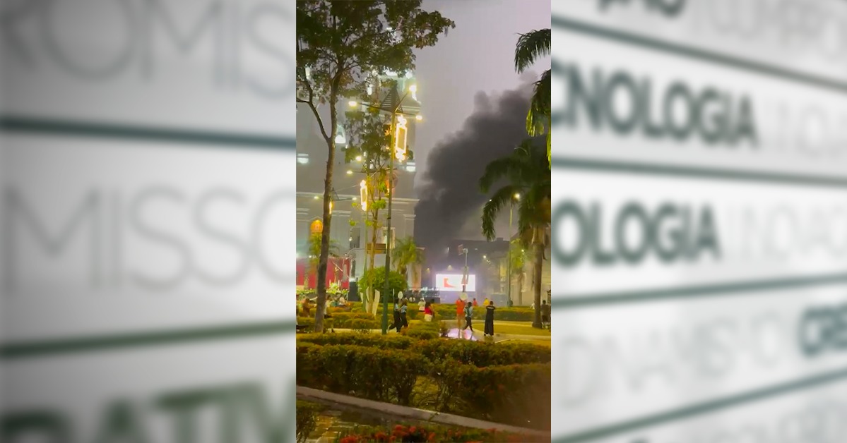 Incêndio em uma van ao lado da Igreja da Sé chama atenção durante a Trasladação do Círio 2026, em Belém.