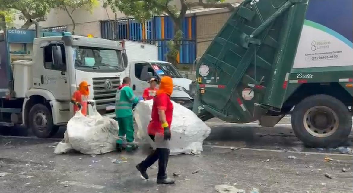 Prefeitura de Belém realiza limpeza da Avenida Presidente Vargas após o Círio de Nazaré, retirando resíduos da procissão de Nossa Senhora de Nazaré.