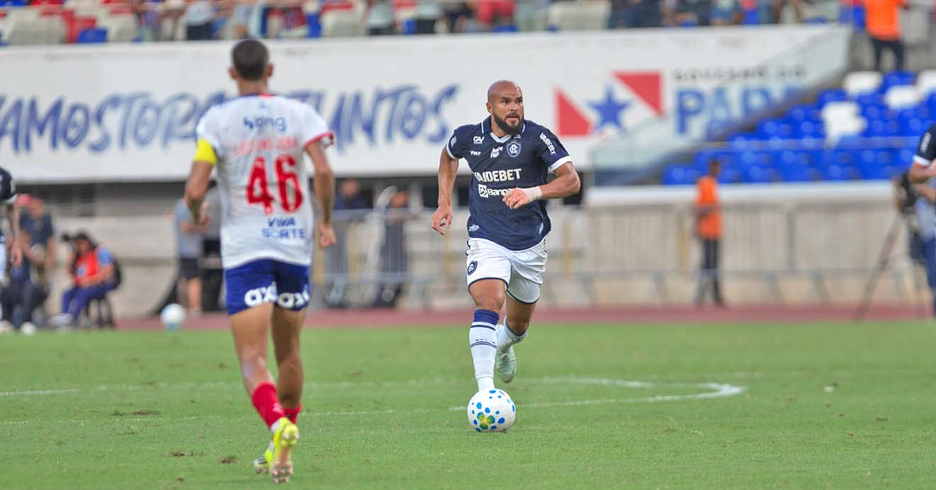 Zé Welison marcou um gol contra e ficou caido na área no gol de empate do Coritiba