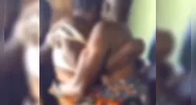 Imagem ilustrativa da notícia Vídeo: casal confunde lubrificante com cola e fica grudado