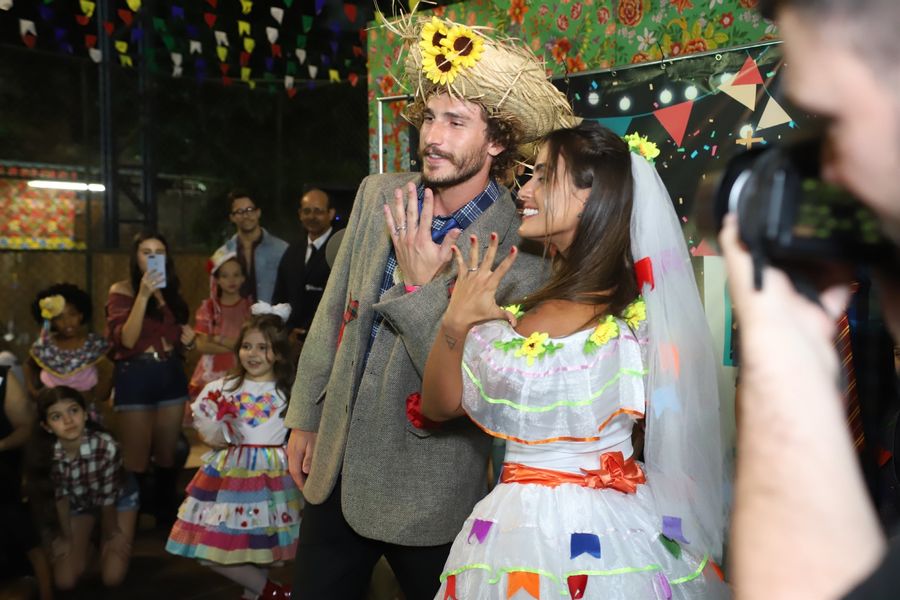 
        
            Ex-BBB's Carol Peixinho e Alan casam e se beijam em arraiá no RJ
        
    