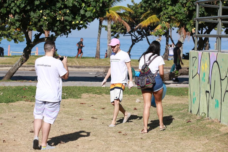 
        
            Hugo Bonemer recolhe lixo das ruas no Rio de Janeiro 
        
    