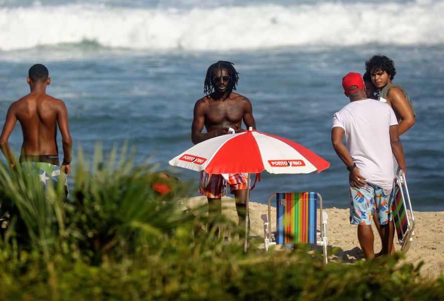 
        
        
            "Sabiá" aproveita dia de sol no Rio para curtir uma praia 
        
    