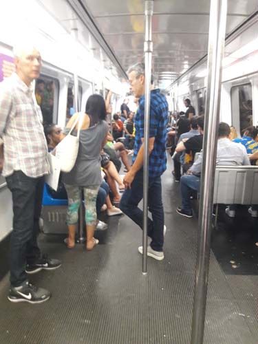 
        
        
            Alexandre Borges é flagrado em vagão do metrô e atende fãs
        
    