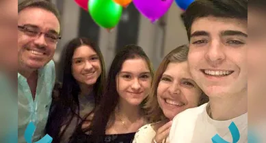 Imagem ilustrativa da notícia: Filho de Gugu é amparado na porta do hospital e esposa do apresentador passou mal