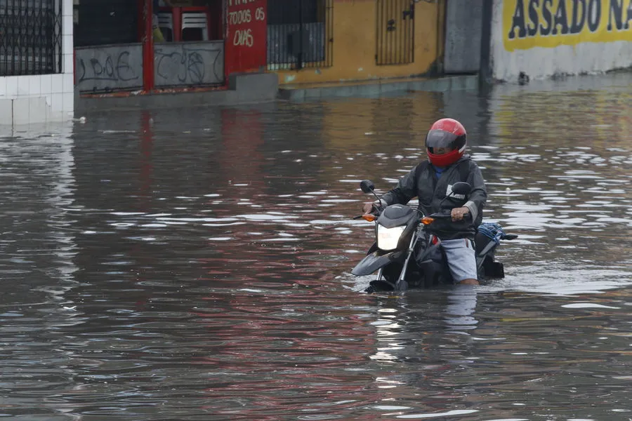 Imagem ilustrativa da notícia: Chuva desta
segunda (17): alagamento e caos por Belém
