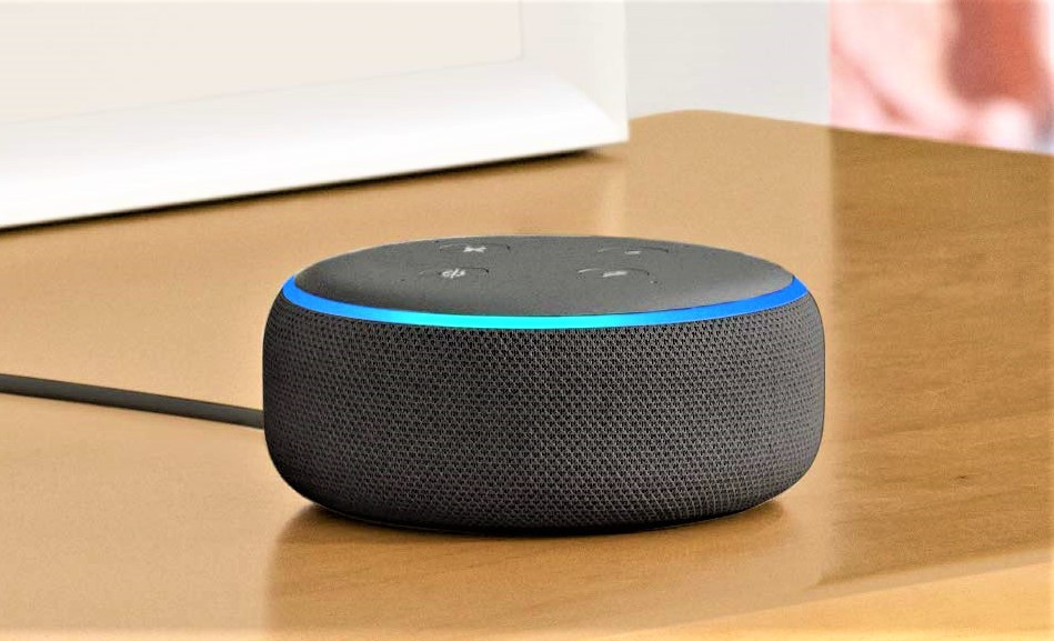 O Echo Dot é um dos dispositivos com Alexa disponíveis no Brasil
