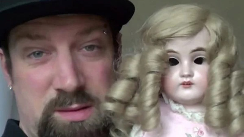 Imagem ilustrativa da notícia: Homem insiste com boneca-demônio em casa e família se afasta