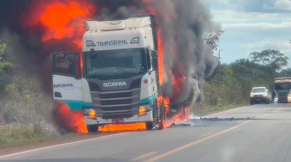 Caminhão começou a pegar fogo na rodovia BR-158
