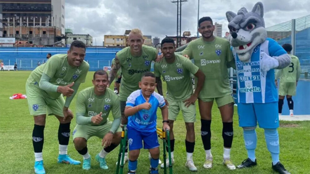 Davi recebeu o carinho dos jogadores e do mascote do Paysandu.