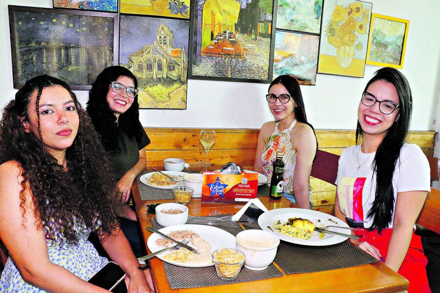 Emília e as amigas elogiaram o menu criado pelo restaurante Santa Orgânica