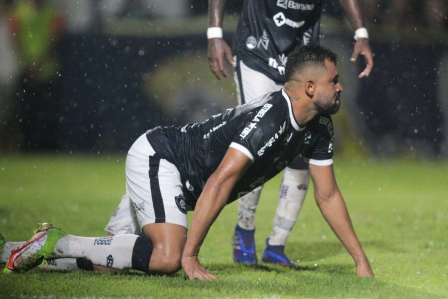 Zagueiro Daniel Felipe, comemora mais um gol marcado pelo Clube do Remo.