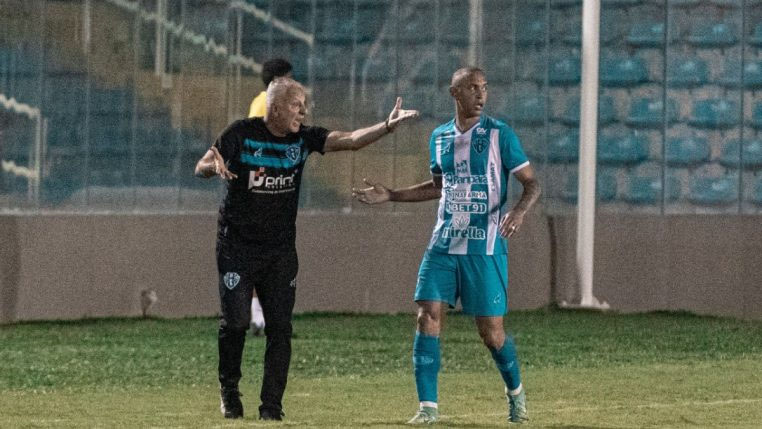 Lateral direito Leandro Silva, ao lado do técnico Márcio Fernandes, do Paysandu