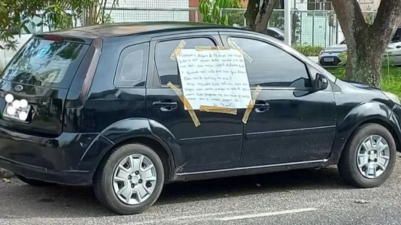 O caso aconteceu no bairro na Pedreira e a mensagem foi colada no carro