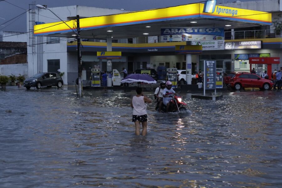 Imagem ilustrativa da notícia: Chuva fecha maio alagando ruas de Belém. Veja fotos