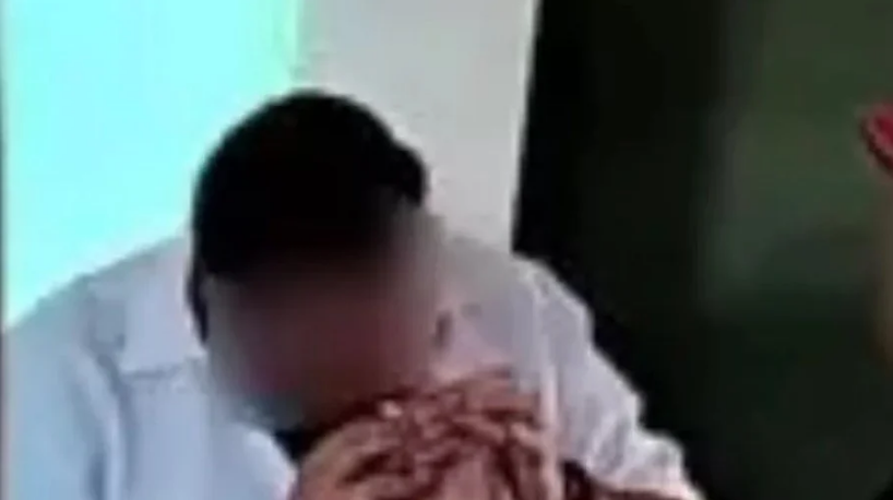 Imagem ilustrativa da notícia: Homem simula sexo oral em escola ao chupar dedo de aluno
