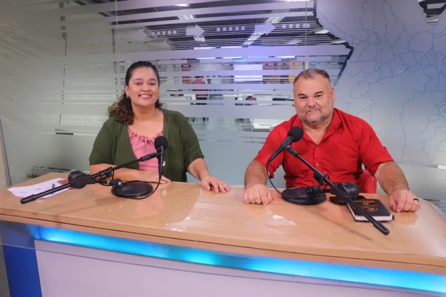 Parada durante a gravação do podcast com professor Márcio Neco e a jornalista Hayna Hálex