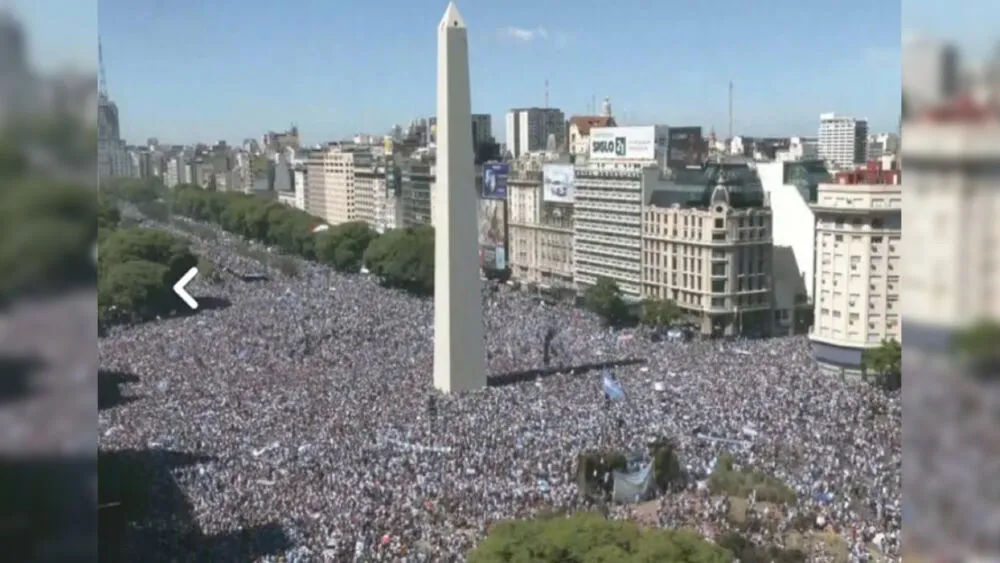 Imagem ilustrativa da notícia: Argentinos lotam ruas de Buenos Aires para receber jogadores
