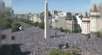 Imagem ilustrativa da notícia: Argentinos lotam ruas de Buenos Aires para receber jogadores