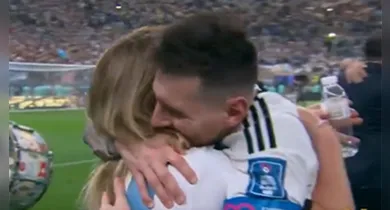 Imagem ilustrativa da notícia: Vídeo: Quem é a mulher que abraçou Messi? Saiba a verdade