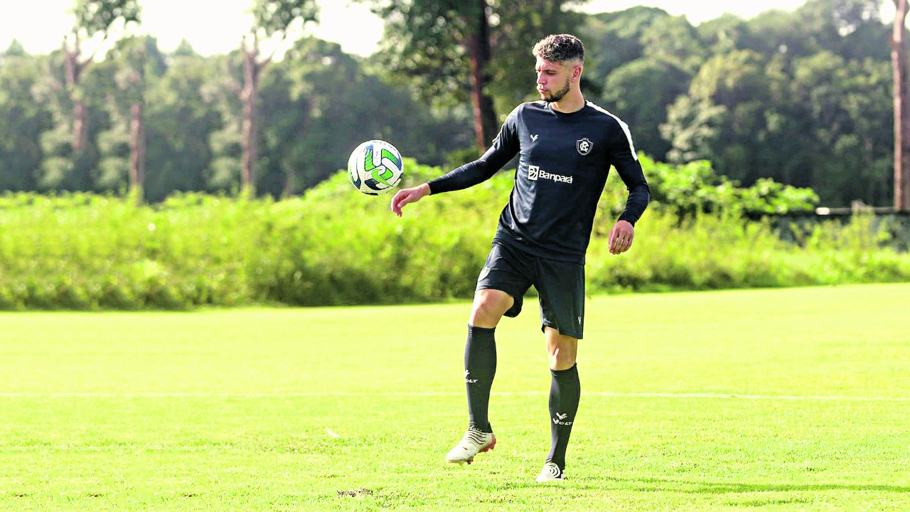 Jogador durante treino. Remo joga hoje contra o Cametá.