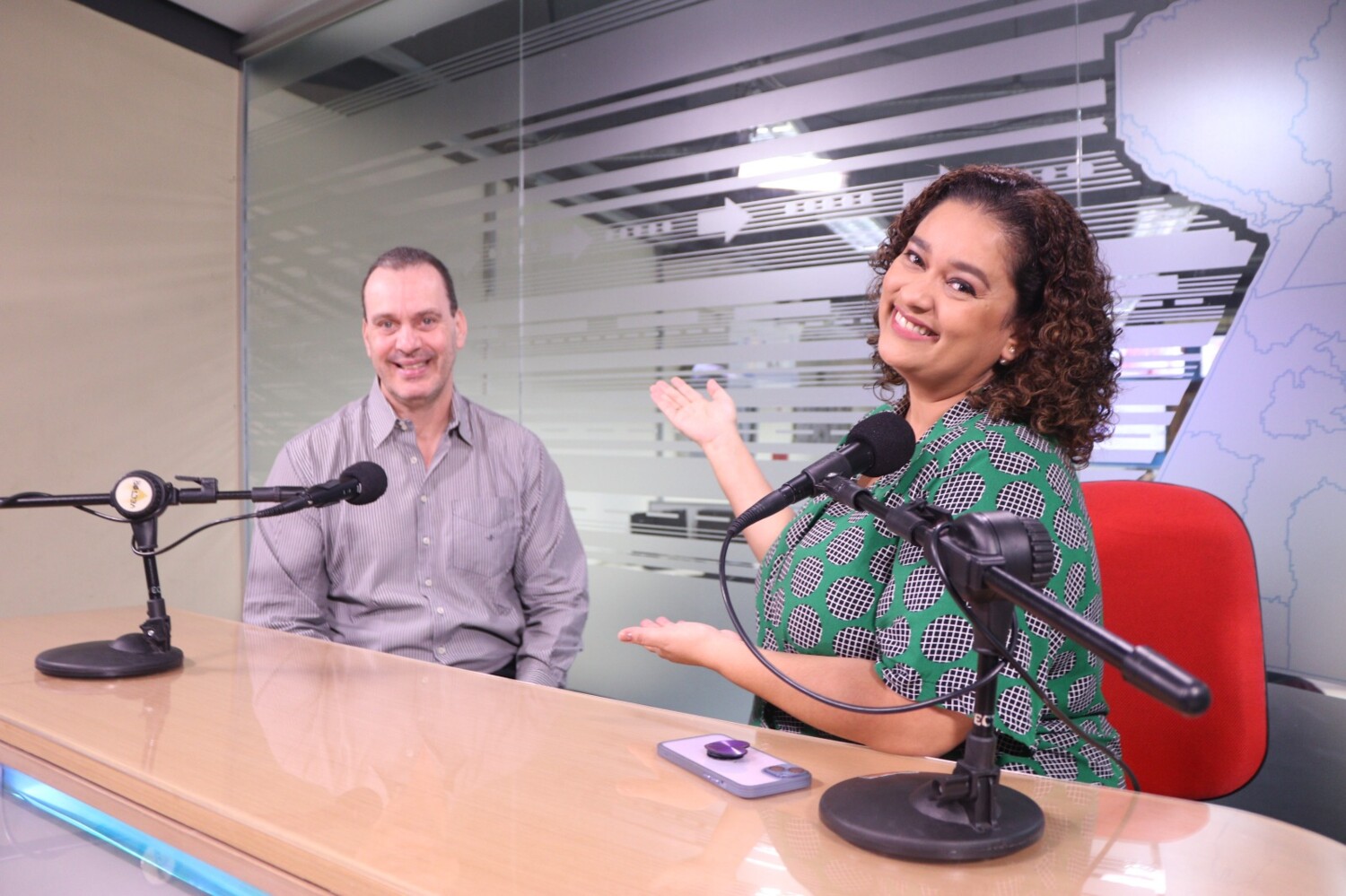 Milton Steagall, CEO da BBF no estúdio da RBA TV com a jornalista Haynna Hálex depois da gravação.