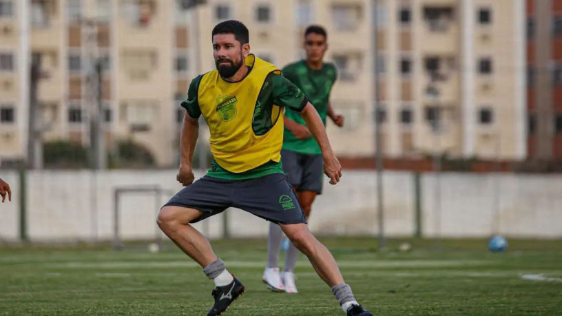 Ricardinho, que estreou na rodada passada com a camisa do Floresta, deve ser acionado durante a partida deste domingo (18) diante de seu ex-clube, na Curuzu.