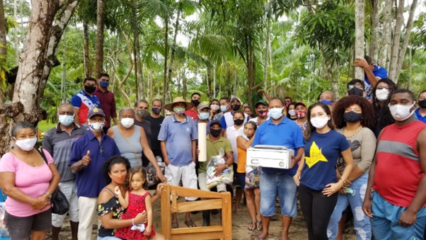 Entrega de briquetadeira na comunidade pelo Projeto Gira Sol.