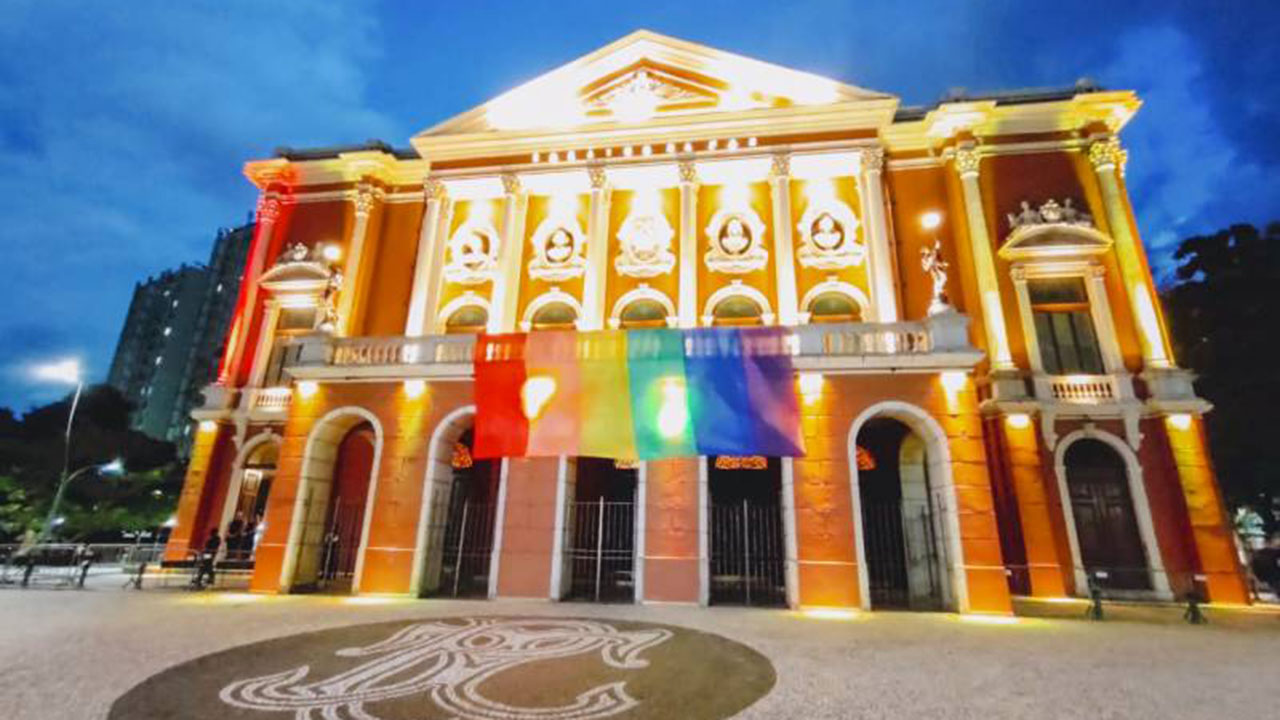 As novas cores do Theatro podem ser vistas na iluminação externa do prédio e representam as tonalidades presentes no arco-íris