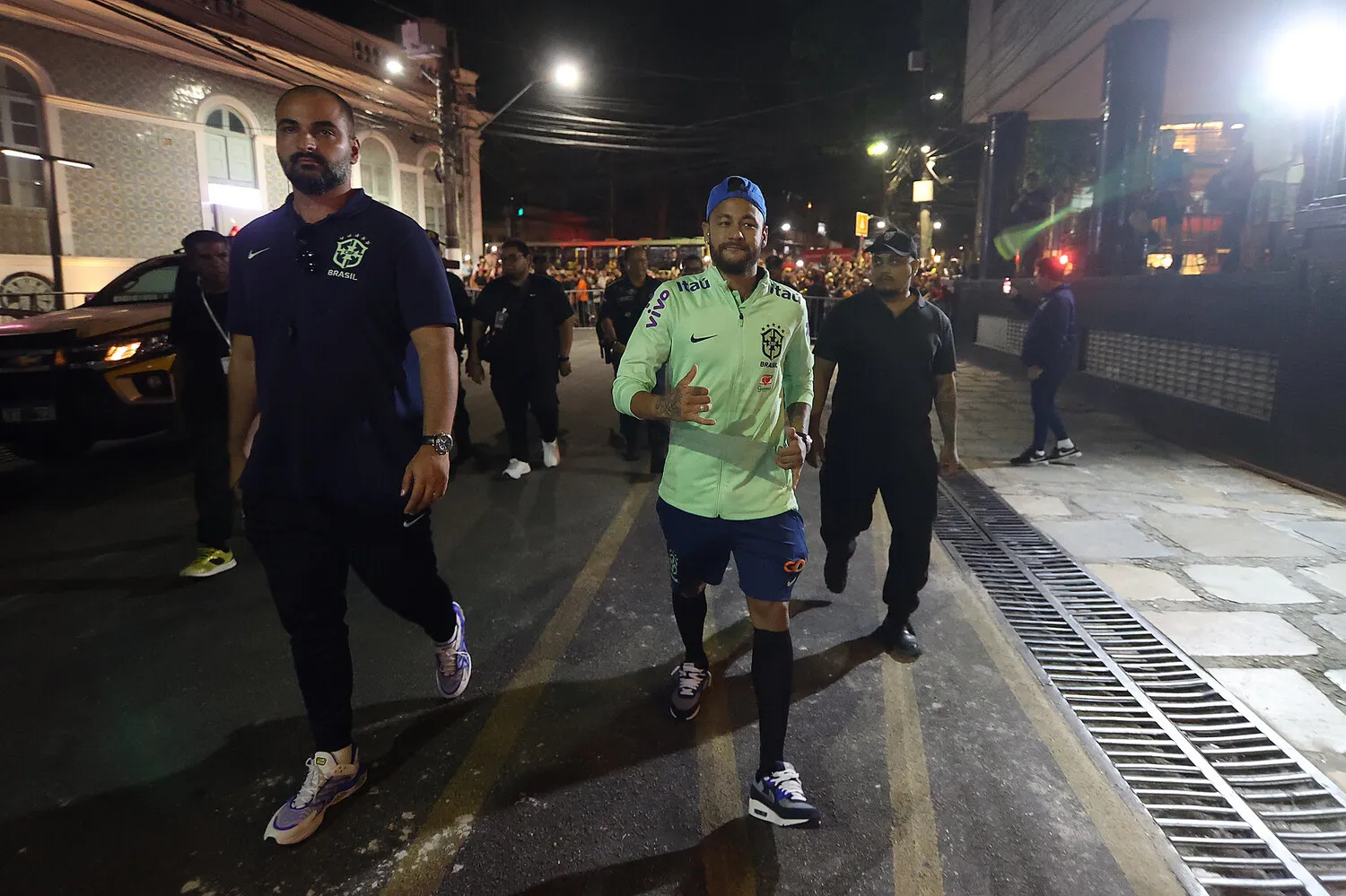 Imagem ilustrativa da notícia: Neymar anda pela avenida Nazaré e é ovacionado em Belém