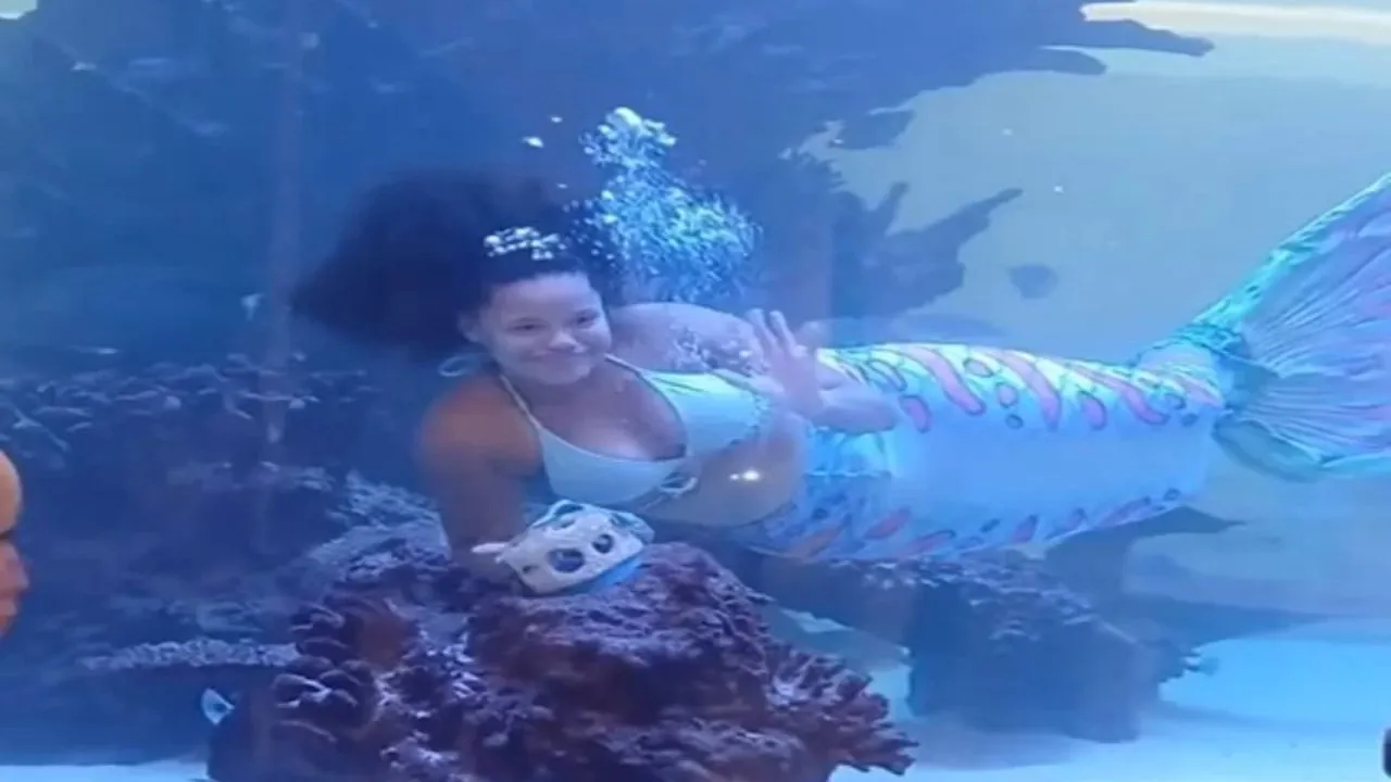Imagem ilustrativa da notícia: Desespero: mulher "Sereia" fica com cauda presa em aquário 