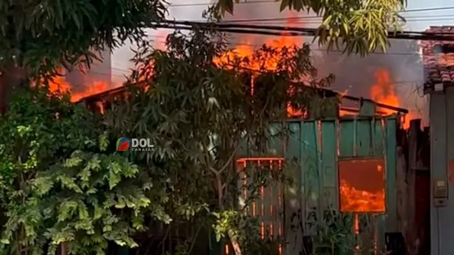 Imagem ilustrativa da notícia: Vídeo: incêndio em residência é controlado por carro-pipa
