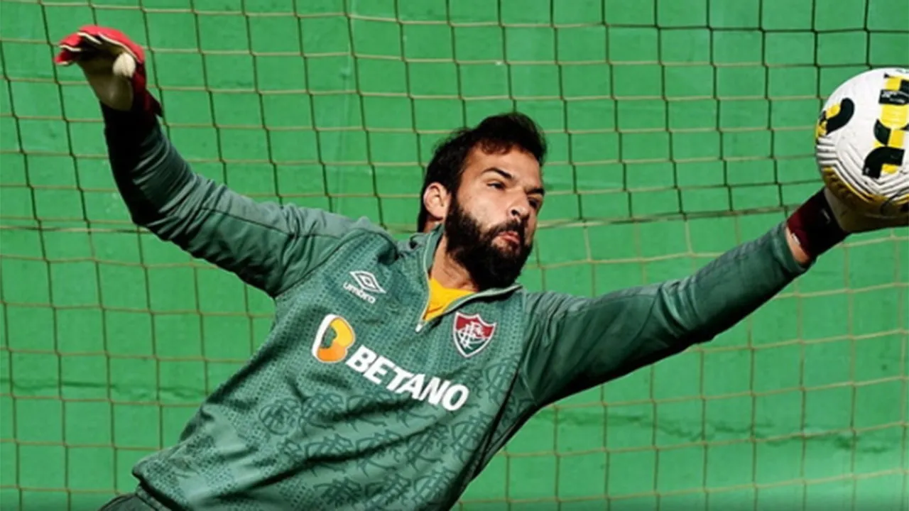 Imagem ilustrativa da notícia: Irmão do goleiro Alisson, da Seleção, pode jogar no Remo