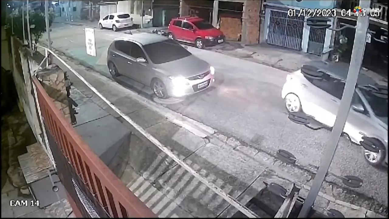 Imagem ilustrativa da notícia: Vídeo: Bando rouba carro em Belém e bate veículo na fuga